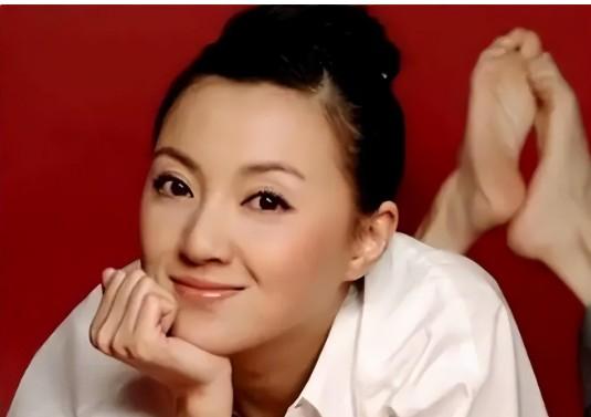 顶替闫妮上春晚爆红?靠“潜规则上位”的她?最后却进了精神病院-第49张图片-九妖电影 顶替闫妮上春晚爆红?靠“潜规则上位”的她?最后却进了精神病院-第49张图片-九妖电影