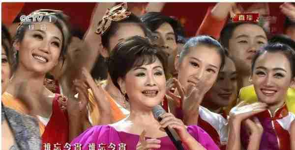 黄绮珊春晚演唱《难忘今宵》引争议，网友批评其改编与表演-第3张图片-九妖电影
