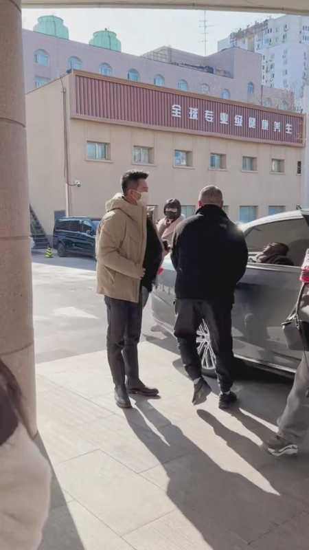 黄轩春晚彩排花絮曝光穿得像教导处主任一样网友吐槽像过气明星-第1张图片-九妖电影