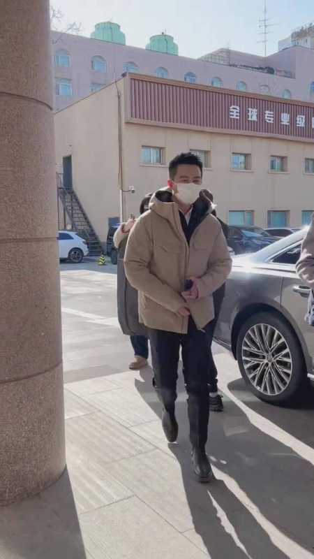 黄轩春晚彩排花絮曝光穿得像教导处主任一样网友吐槽像过气明星-第2张图片-九妖电影