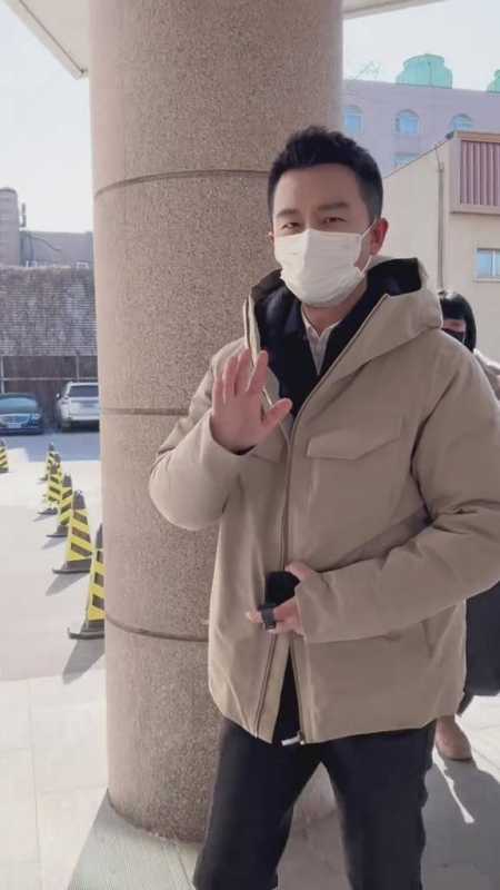 黄轩春晚彩排花絮曝光穿得像教导处主任一样网友吐槽像过气明星-第4张图片-九妖电影