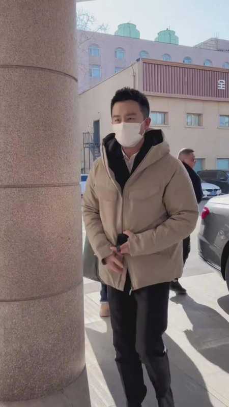 黄轩春晚彩排花絮曝光穿得像教导处主任一样网友吐槽像过气明星-第3张图片-九妖电影