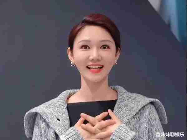 龙洋代替董卿主持龙年春晚，龙洋接棒传承传统，你满意吗？-第4张图片-九妖电影