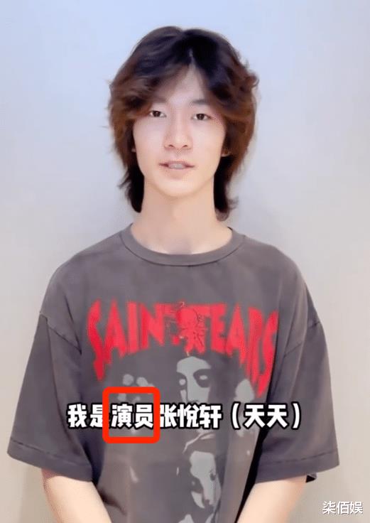张亮儿子天天被偶遇，真人获赞比照片帅，一双大手跟网友头一样大-第4张图片-九妖电影