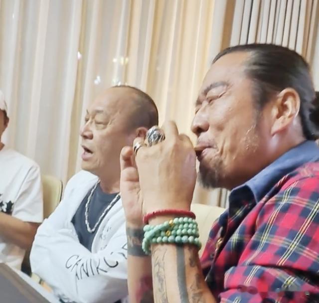61岁孙兴自嘲没戏拍,只能去沙漠中开推土机,赤裸半身大秀肌肉!-第4张图片-九妖电影 61岁孙兴自嘲没戏拍,只能去沙漠中开推土机,赤裸半身大秀肌肉!-第4张图片-九妖电影