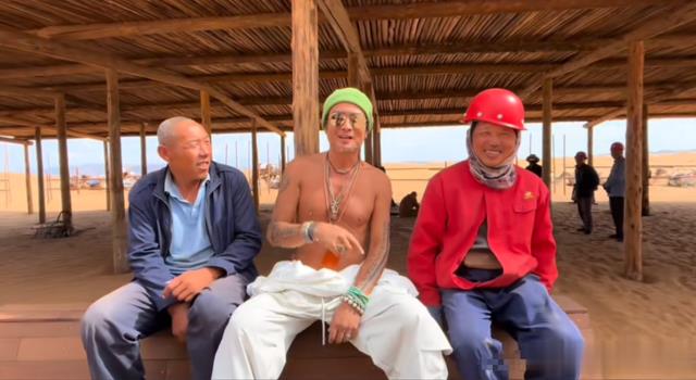 61岁孙兴自嘲没戏拍,只能去沙漠中开推土机,赤裸半身大秀肌肉!-第8张图片-九妖电影 61岁孙兴自嘲没戏拍,只能去沙漠中开推土机,赤裸半身大秀肌肉!-第8张图片-九妖电影