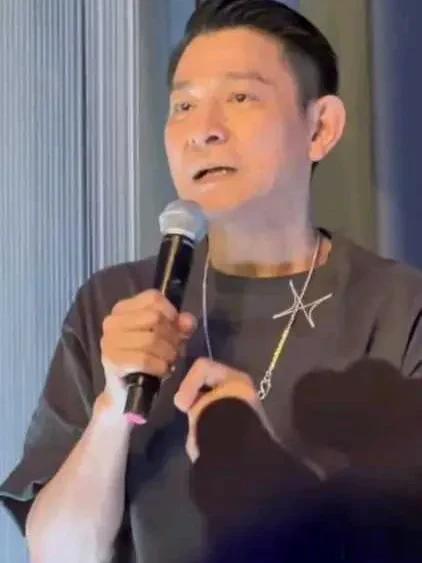 刘德华在KTV飙自己的歌,把系统都整蒙了:这分怎么打?-第5张图片-九妖电影 刘德华在KTV飙自己的歌,把系统都整蒙了:这分怎么打?-第5张图片-九妖电影
