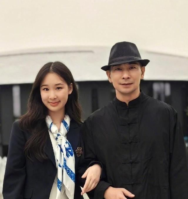 赵文卓接女儿回国过暑假!将其抱过头顶爸爸力拉满,一年学费90万-第4张图片-九妖电影 赵文卓接女儿回国过暑假!将其抱过头顶爸爸力拉满,一年学费90万-第4张图片-九妖电影