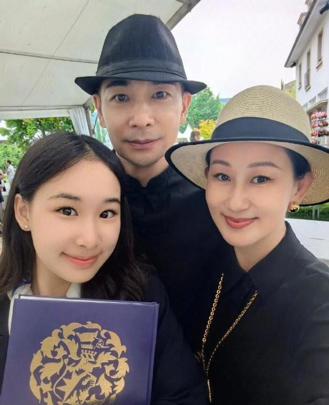 赵文卓接女儿回国过暑假!将其抱过头顶爸爸力拉满,一年学费90万-第6张图片-九妖电影 赵文卓接女儿回国过暑假!将其抱过头顶爸爸力拉满,一年学费90万-第6张图片-九妖电影