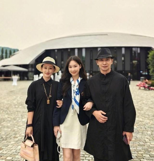 赵文卓接女儿回国过暑假!将其抱过头顶爸爸力拉满,一年学费90万-第5张图片-九妖电影 赵文卓接女儿回国过暑假!将其抱过头顶爸爸力拉满,一年学费90万-第5张图片-九妖电影