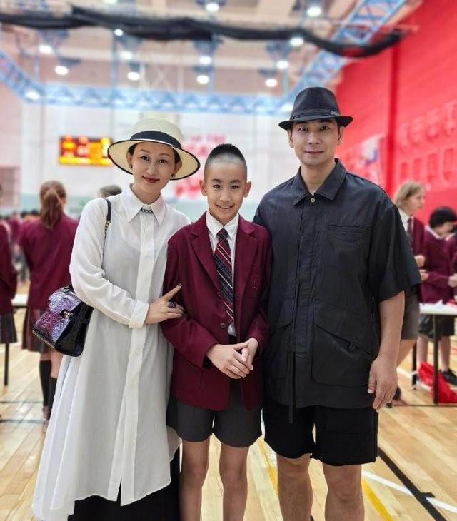 赵文卓接女儿回国过暑假!将其抱过头顶爸爸力拉满,一年学费90万-第10张图片-九妖电影 赵文卓接女儿回国过暑假!将其抱过头顶爸爸力拉满,一年学费90万-第10张图片-九妖电影