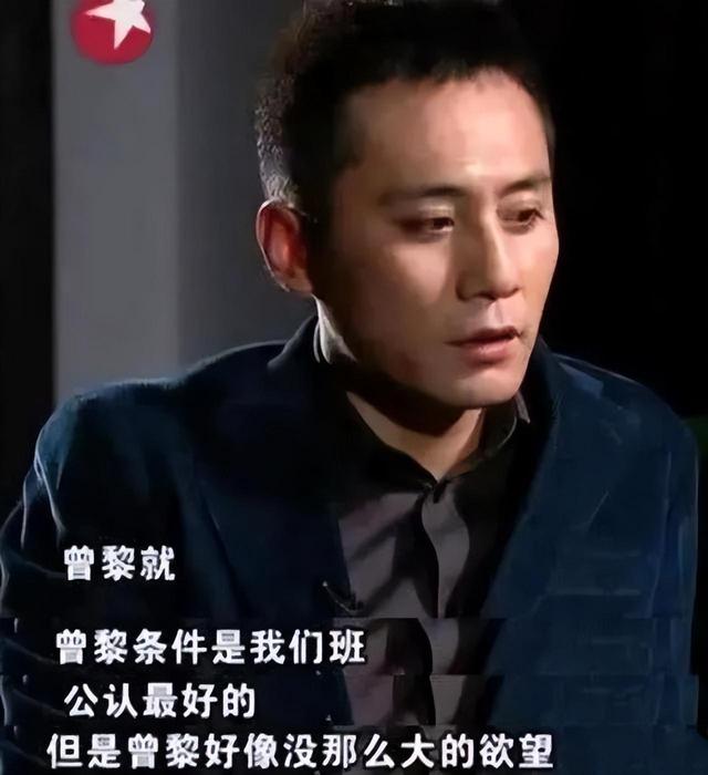 曾黎近照曝光,47岁头顶白发显老态,穿拖鞋逛街,蹲地吃饭无人识-第4张图片-九妖电影 曾黎近照曝光,47岁头顶白发显老态,穿拖鞋逛街,蹲地吃饭无人识-第4张图片-九妖电影