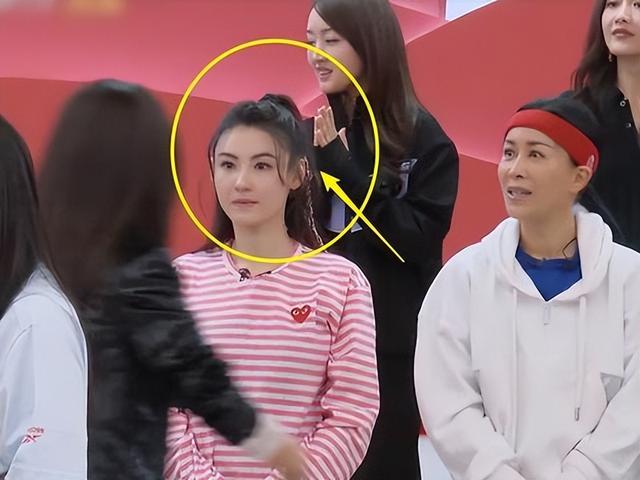 曾黎近照曝光,47岁头顶白发显老态,穿拖鞋逛街,蹲地吃饭无人识-第10张图片-九妖电影 曾黎近照曝光,47岁头顶白发显老态,穿拖鞋逛街,蹲地吃饭无人识-第10张图片-九妖电影