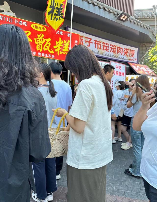 曾黎近照曝光,47岁头顶白发显老态,穿拖鞋逛街,蹲地吃饭无人识-第18张图片-九妖电影 曾黎近照曝光,47岁头顶白发显老态,穿拖鞋逛街,蹲地吃饭无人识-第18张图片-九妖电影