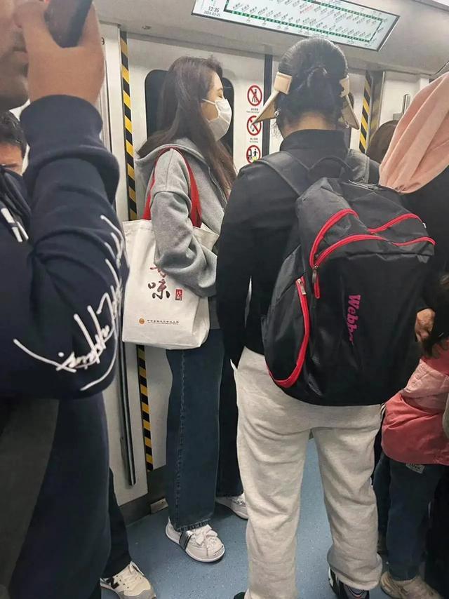 曾黎近照曝光,47岁头顶白发显老态,穿拖鞋逛街,蹲地吃饭无人识-第21张图片-九妖电影 曾黎近照曝光,47岁头顶白发显老态,穿拖鞋逛街,蹲地吃饭无人识-第21张图片-九妖电影