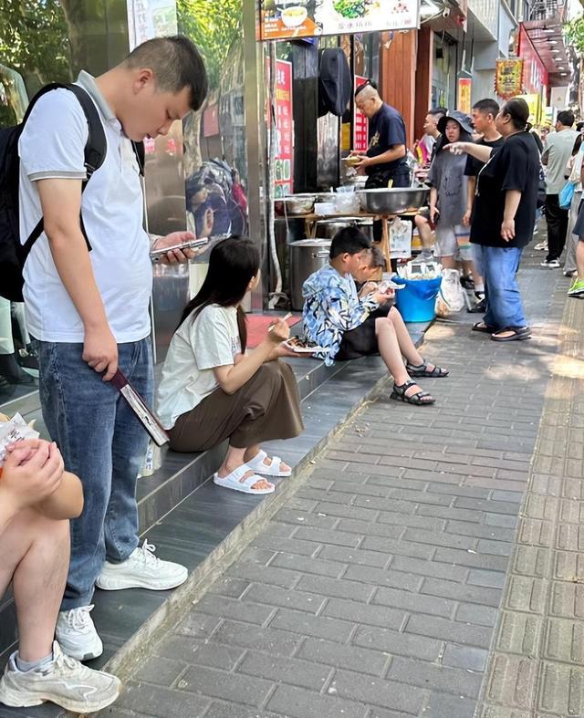 曾黎近照曝光,47岁头顶白发显老态,穿拖鞋逛街,蹲地吃饭无人识-第20张图片-九妖电影 曾黎近照曝光,47岁头顶白发显老态,穿拖鞋逛街,蹲地吃饭无人识-第20张图片-九妖电影