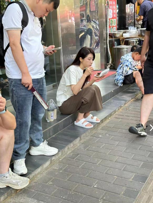曾黎近照曝光,47岁头顶白发显老态,穿拖鞋逛街,蹲地吃饭无人识-第19张图片-九妖电影 曾黎近照曝光,47岁头顶白发显老态,穿拖鞋逛街,蹲地吃饭无人识-第19张图片-九妖电影
