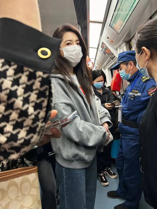 曾黎近照曝光,47岁头顶白发显老态,穿拖鞋逛街,蹲地吃饭无人识-第22张图片-九妖电影 曾黎近照曝光,47岁头顶白发显老态,穿拖鞋逛街,蹲地吃饭无人识-第22张图片-九妖电影