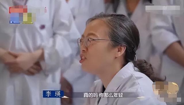 曾黎近照曝光,47岁头顶白发显老态,穿拖鞋逛街,蹲地吃饭无人识-第24张图片-九妖电影 曾黎近照曝光,47岁头顶白发显老态,穿拖鞋逛街,蹲地吃饭无人识-第24张图片-九妖电影