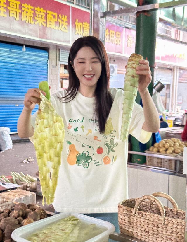 曾黎近照曝光,47岁头顶白发显老态,穿拖鞋逛街,蹲地吃饭无人识-第23张图片-九妖电影 曾黎近照曝光,47岁头顶白发显老态,穿拖鞋逛街,蹲地吃饭无人识-第23张图片-九妖电影