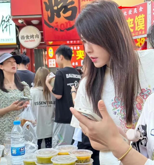曾黎近照曝光,47岁头顶白发显老态,穿拖鞋逛街,蹲地吃饭无人识-第25张图片-九妖电影 曾黎近照曝光,47岁头顶白发显老态,穿拖鞋逛街,蹲地吃饭无人识-第25张图片-九妖电影