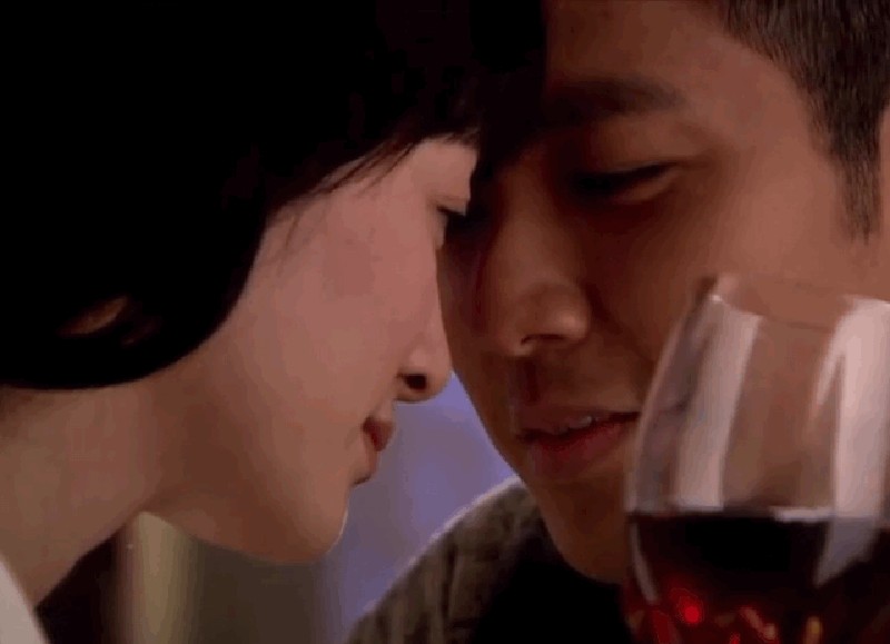伸舌头、嘴亲肿、面条吻，这些“中老年”演员拍吻戏，个个辣眼睛-第3张图片-九妖电影