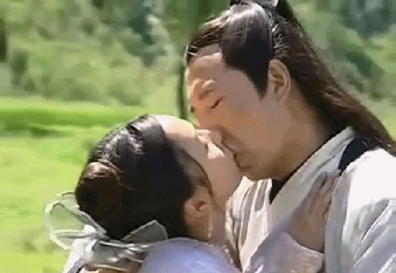 伸舌头、嘴亲肿、面条吻，这些“中老年”演员拍吻戏，个个辣眼睛-第5张图片-九妖电影