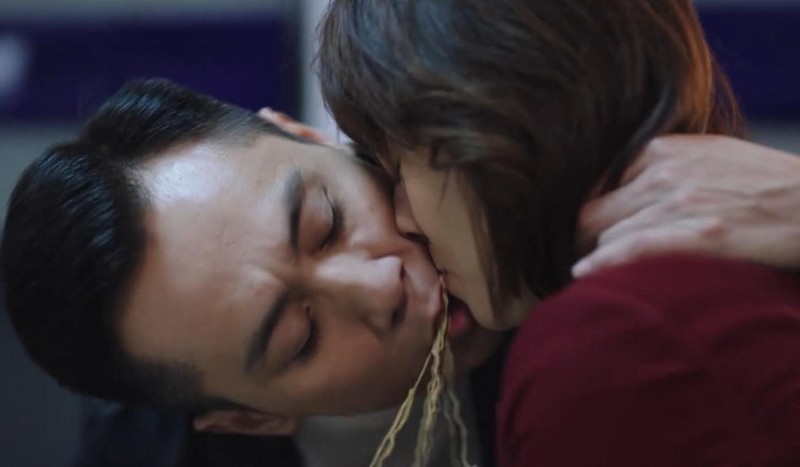 伸舌头、嘴亲肿、面条吻，这些“中老年”演员拍吻戏，个个辣眼睛-第12张图片-九妖电影
