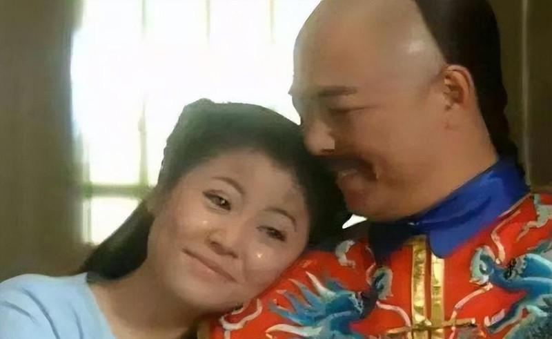 伸舌头、嘴亲肿、面条吻，这些“中老年”演员拍吻戏，个个辣眼睛-第16张图片-九妖电影