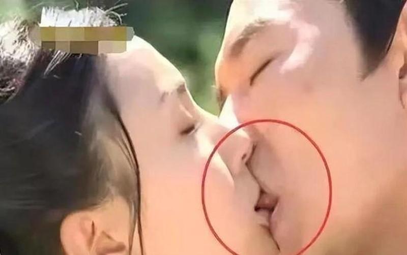 伸舌头、嘴亲肿、面条吻，这些“中老年”演员拍吻戏，个个辣眼睛-第15张图片-九妖电影