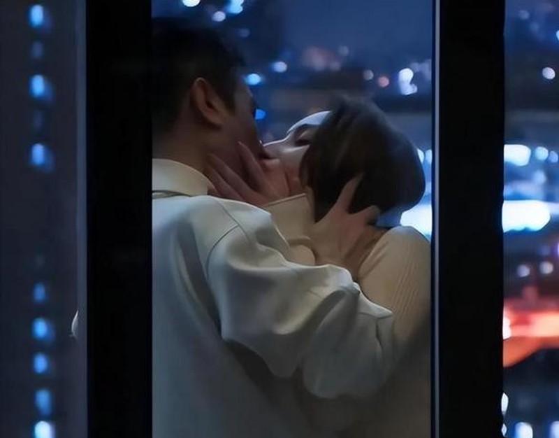 伸舌头、嘴亲肿、面条吻，这些“中老年”演员拍吻戏，个个辣眼睛-第21张图片-九妖电影