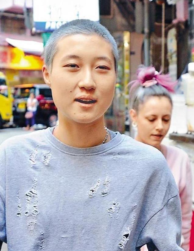 成龙女儿吴卓林近状曝光-睡桥洞,靠救济粮生活,金星说的话应验了-第4张图片-九妖电影 成龙女儿吴卓林近状曝光-睡桥洞,靠救济粮生活,金星说的话应验了-第4张图片-九妖电影