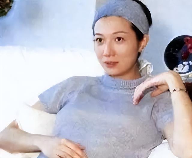 成龙女儿吴卓林近状曝光-睡桥洞,靠救济粮生活,金星说的话应验了-第15张图片-九妖电影 成龙女儿吴卓林近状曝光-睡桥洞,靠救济粮生活,金星说的话应验了-第15张图片-九妖电影