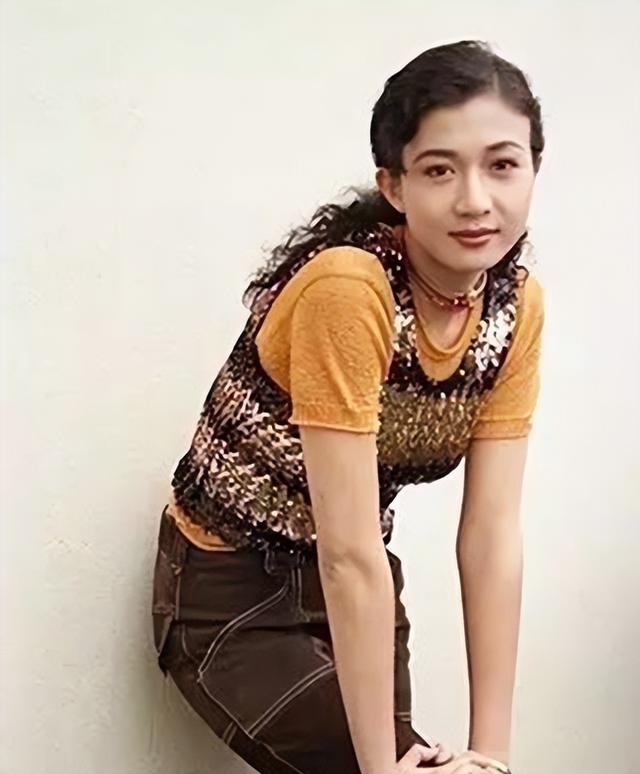 成龙女儿吴卓林近状曝光-睡桥洞,靠救济粮生活,金星说的话应验了-第16张图片-九妖电影 成龙女儿吴卓林近状曝光-睡桥洞,靠救济粮生活,金星说的话应验了-第16张图片-九妖电影