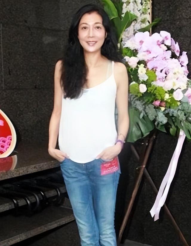 成龙女儿吴卓林近状曝光-睡桥洞,靠救济粮生活,金星说的话应验了-第19张图片-九妖电影 成龙女儿吴卓林近状曝光-睡桥洞,靠救济粮生活,金星说的话应验了-第19张图片-九妖电影