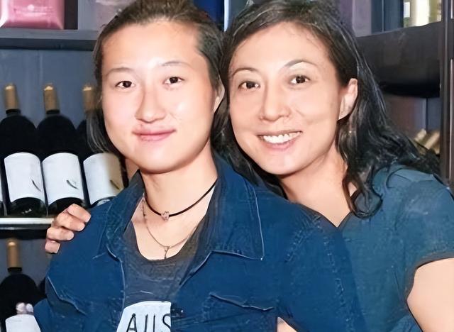 成龙女儿吴卓林近状曝光-睡桥洞,靠救济粮生活,金星说的话应验了-第21张图片-九妖电影 成龙女儿吴卓林近状曝光-睡桥洞,靠救济粮生活,金星说的话应验了-第21张图片-九妖电影