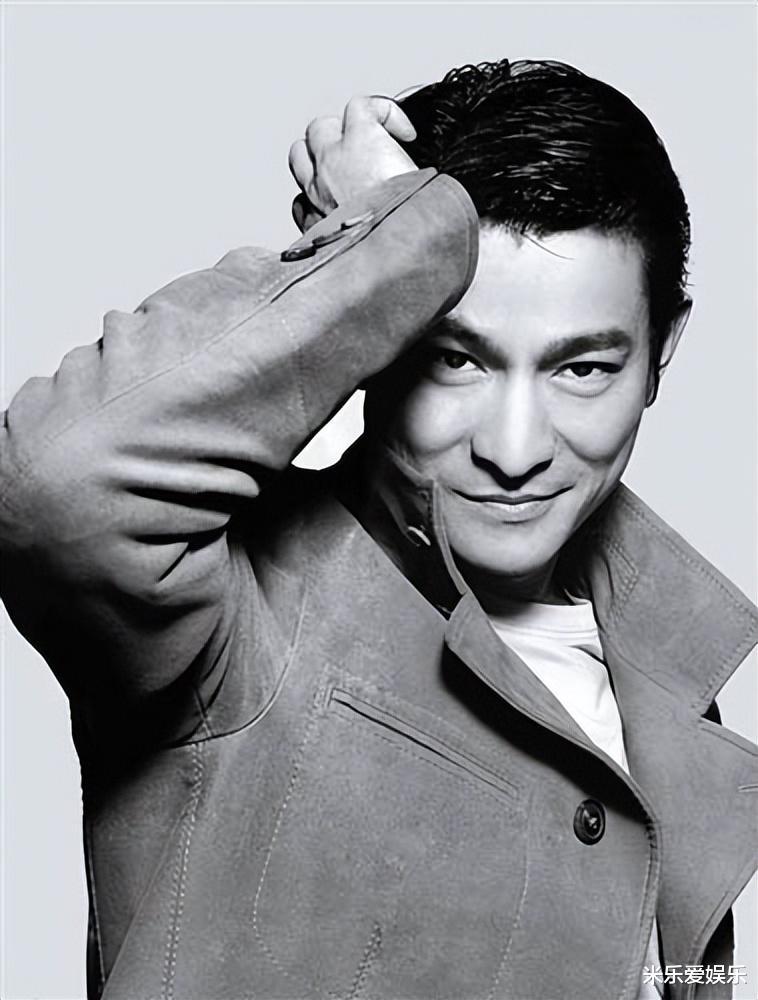 刘德华为“滑跪”道歉，62岁刘德华泪洒演唱会，他还是那个华仔-第3张图片-九妖电影