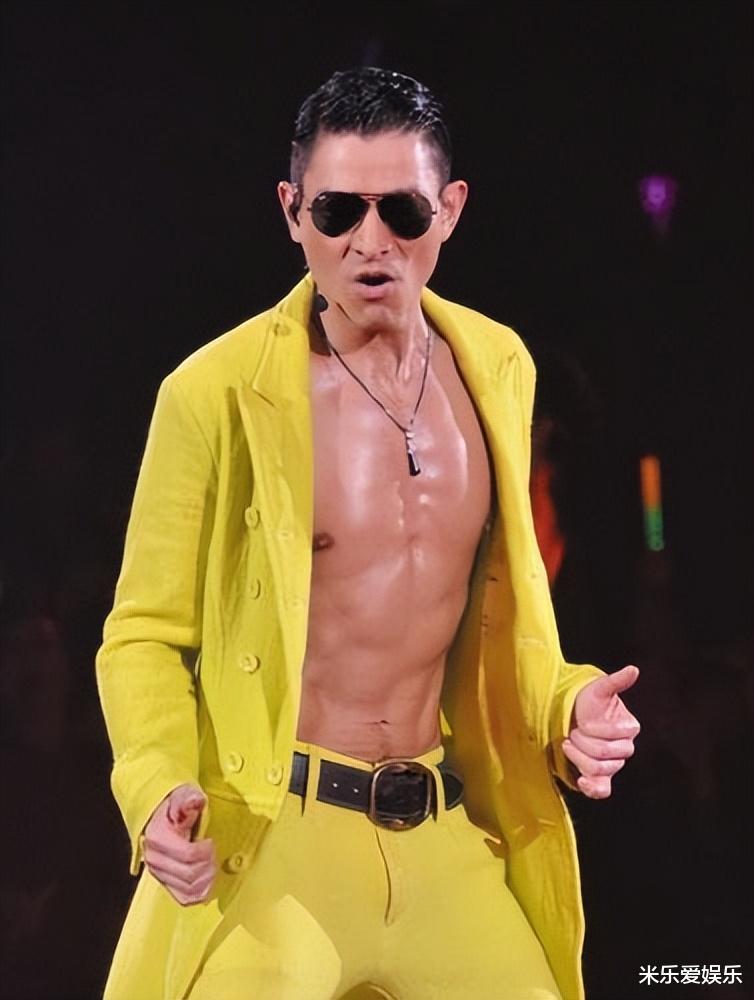 刘德华为“滑跪”道歉，62岁刘德华泪洒演唱会，他还是那个华仔-第8张图片-九妖电影