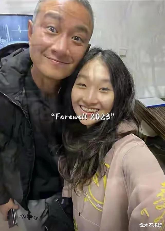 40岁文章和女友回酒店好亲密！本人T恤太抢镜，女友打包剩菜！-第21张图片-九妖电影