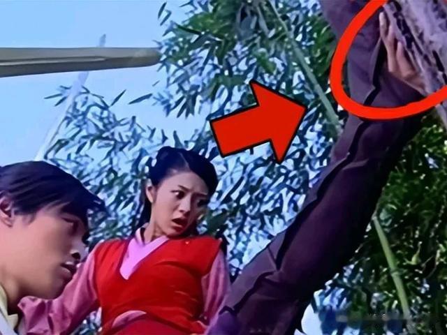 盘点那些让人笑喷的穿帮镜头-第6张图片-九妖电影 盘点那些让人笑喷的穿帮镜头-第6张图片-九妖电影