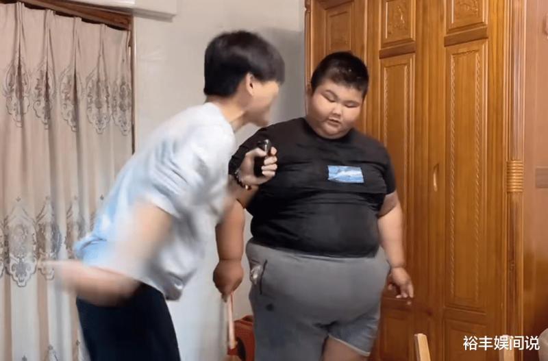 17岁网红肥仔去世！体重达320斤，妈妈几天前去世一家人只剩爷爷-第4张图片-九妖电影