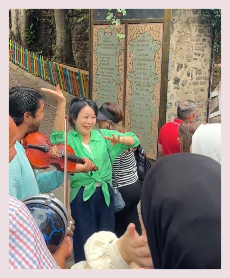 张馨予一家游土耳其,大口吃蒜接地气,妈妈罕见露面身材超好-第1张图片-九妖电影 张馨予一家游土耳其,大口吃蒜接地气,妈妈罕见露面身材超好-第1张图片-九妖电影