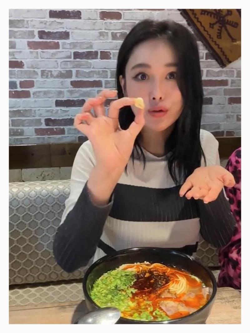 张馨予一家游土耳其,大口吃蒜接地气,妈妈罕见露面身材超好-第11张图片-九妖电影 张馨予一家游土耳其,大口吃蒜接地气,妈妈罕见露面身材超好-第11张图片-九妖电影