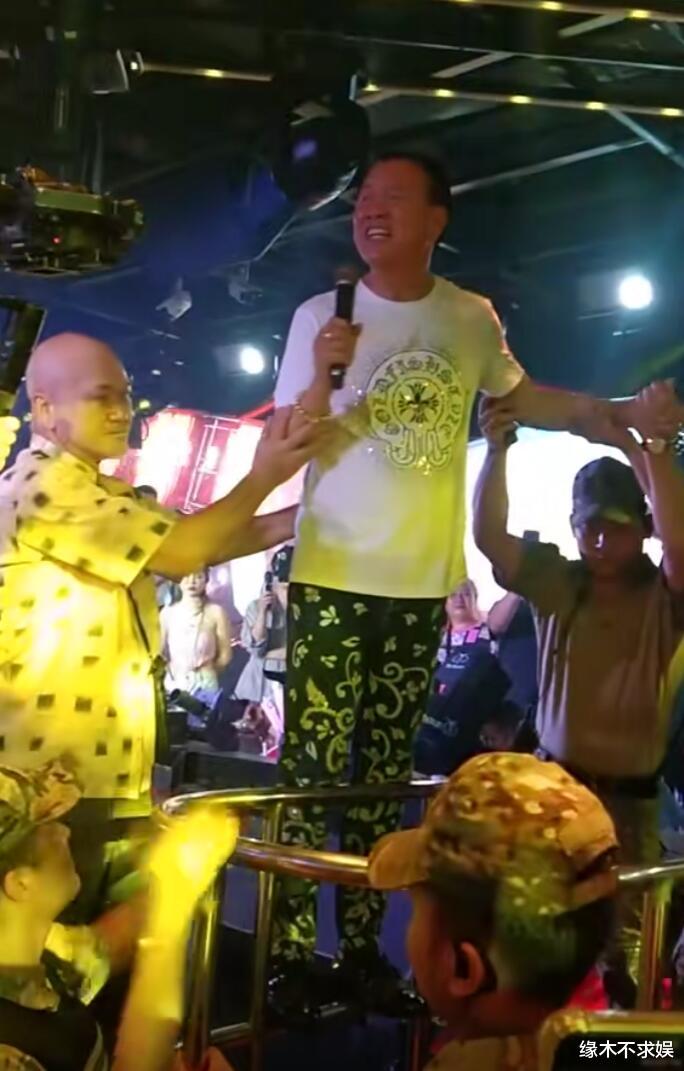 67岁万梓良商演，穿着廉价卑微赔笑，一场2万和周润发对比心酸！-第4张图片-九妖电影