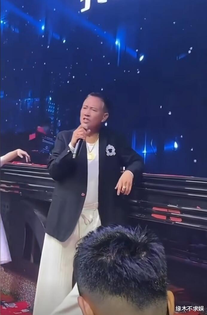 67岁万梓良商演，穿着廉价卑微赔笑，一场2万和周润发对比心酸！-第12张图片-九妖电影