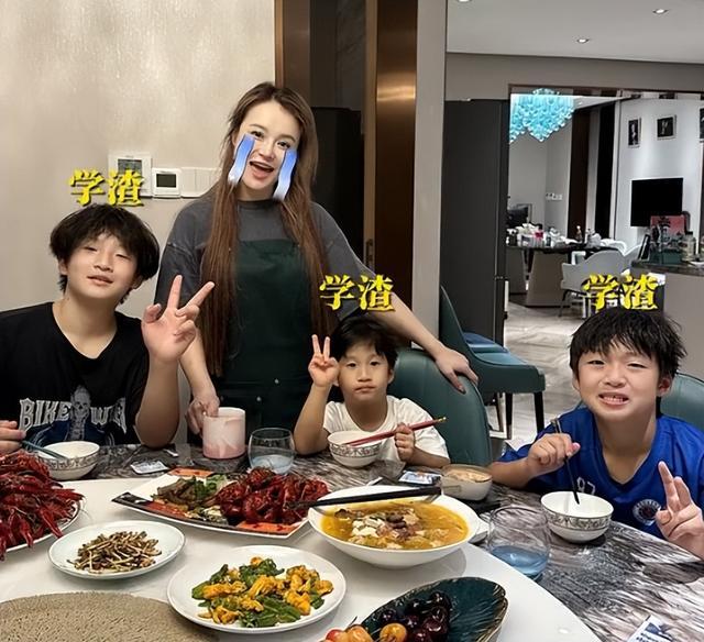 冉莹颖自曝大瓜!3个儿子都是学渣全班倒数,本人北大毕业很受挫-第3张图片-九妖电影 冉莹颖自曝大瓜!3个儿子都是学渣全班倒数,本人北大毕业很受挫-第3张图片-九妖电影