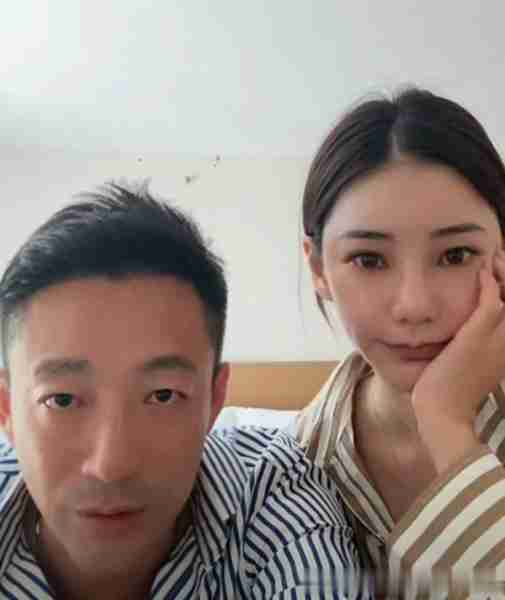 汪小菲夫妇直播，小菲夸小梅靓，美颜功能突然掉了，评论区好热闹-第1张图片-九妖电影