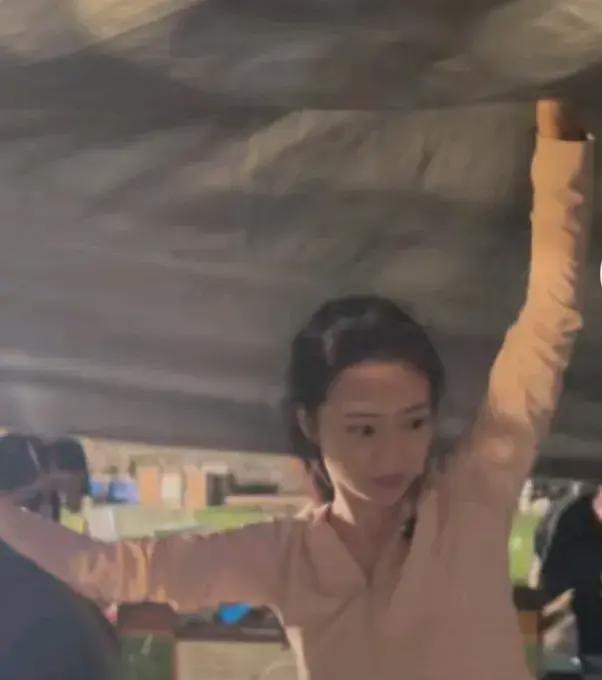 一场雨，看清了董宇辉身边的那一群人，让人羡慕！-第8张图片-九妖电影