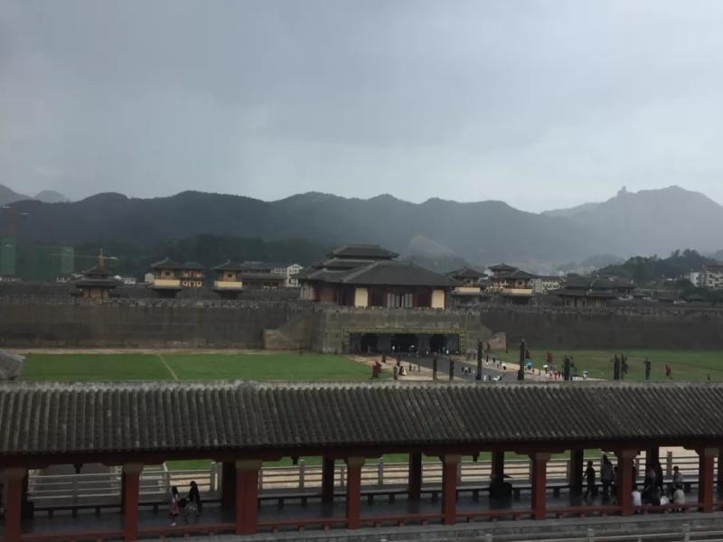 调查上·东行浙江│行业洗牌资本犹豫   秋风中横店苦练内功（调查一下）-第2张图片-九妖电影