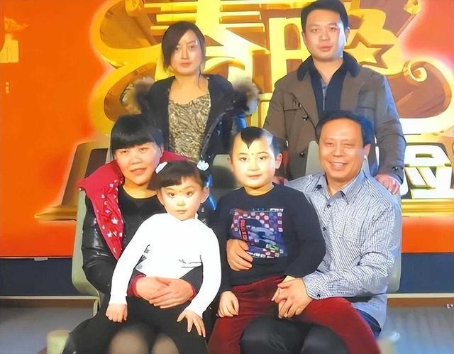 4岁上梨园春,6岁上春晚,9岁不幸早逝,童星邓鸣贺你如何看待?(梨园春少儿总决赛)-第14张图片-九妖电影 4岁上梨园春,6岁上春晚,9岁不幸早逝,童星邓鸣贺你如何看待?(梨园春少儿总决赛)-第14张图片-九妖电影
